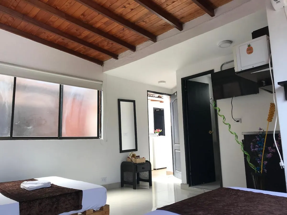 Hotel Bulerias 33 Медельин
